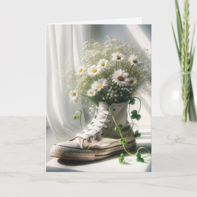 Födelsedagsbukett med tusenskönor i en sneakerskon kort (Framsida)