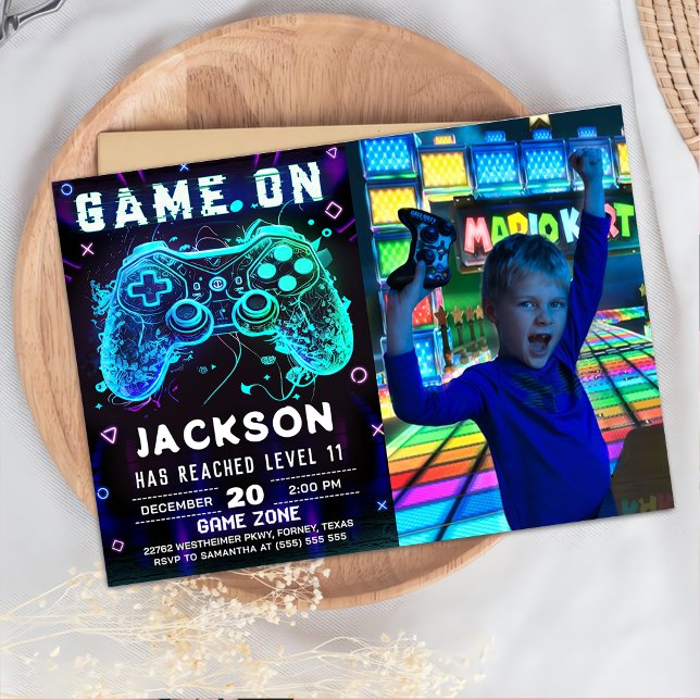 Födelsedagsfest av videospel Neon Game on Investig Inbjudningar (Skapare uppladdad)