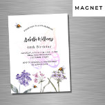 Födelsedagsfest Butterfly violet (lyx) Magnetisk Inbjudningskort<br><div class="desc">En vit bakgrund på framsidan. Dekorerad med bin och målade vilda blommor i violett och rosa och en stor fjäril. Anpassa och lägg till information om namn och party.</div>
