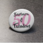 födelsedagsfest för 50 och Fabulous Personlig Knapp<br><div class="desc">Firar att du vrider 50 i stil med den här coolan med 50 års födelsedagsdesign. Ord 50 står i rosa och namn & Fabulous står i svart text. Du kan anpassa den här presenten genom att ändra namn, ålder och typsnitt färg till spelar ingen roll som du vill. Se våra...</div>