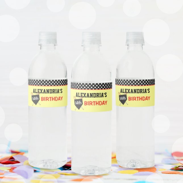 Födelsedagsfest för flicksoftball vattenflaska etikett (Girls Softball Birthday Party Water Bottle Label)