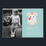 Födelsedagsfest för foto för cute Mouse Kids Photo Inbjudningar<br><div class="desc">Födelsedagsfest inbjudan har en söt illustration av en mus som håller en lollipop. Anpassa med ditt barns foto för en inbjudan av typen.</div>