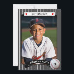 Födelsedagsfest för fotohandelskort med basket inbjudningar<br><div class="desc">Anpassa dessa söta baseballfödelsedagsinbjudningar med spelarens favoritfoto. Basbollkortsdesignen har en bakgrund i streck och har röda stjärnor och en baseboll med MVP-åldern på födelsedagen. All text kan ändras för att passa dina behov.</div>