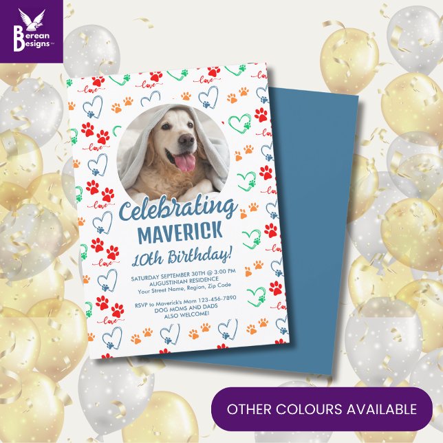 Födelsedagsfest för Hund i anpassade Inbjudningar (Cute dog birthday invitation with customizable photo and text and colorful paw print pattern.)