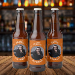 Födelsedagsfest för orange av brinnande foto, myth ölflaska etikett<br><div class="desc">Ett trendig har bränt orangens färgad i bakgrunden. Text: Mannen,  myten,  förklaringen.. Anpassa och lägg till namn,  ålder och foto. Vit text.</div>