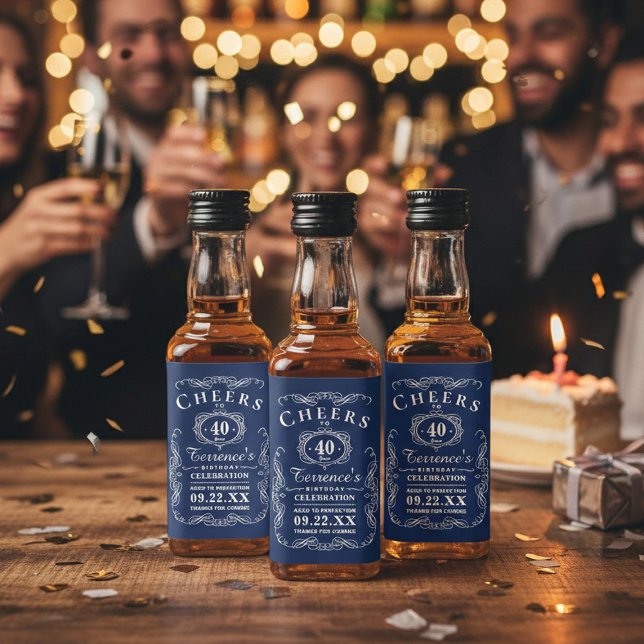 Födelsedagsfest för trendig Navy Blue & White Typo Spritflaskor Etikett (Skapare uppladdad)