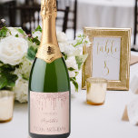 Födelsedagsfest kväll ro guld glitter<br><div class="desc">En vin flaska-etikett för en girig och glamorös 50:e (eller någon ålder) födelsedagsfest med flickorna. En faux ro guld-metallisk bakgrund tittar med elegant faux ro glitter drops,  målardropputseende. Texten: namn är skrivet i mörk ro guld med ett stort modernt,  handskript i stil. Mall för namn,  ålder 50 och datum.</div>