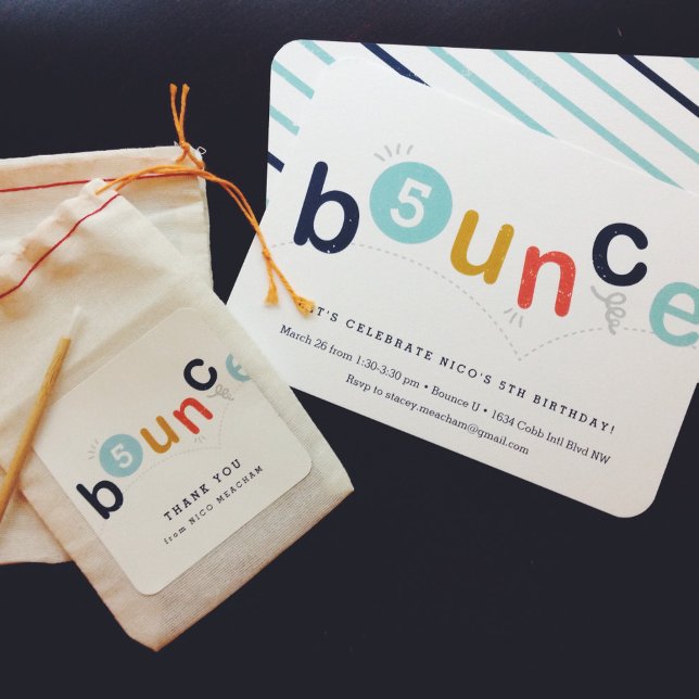 Födelsedagsfest med studsmatta inbjudningar (Skapare uppladdad)