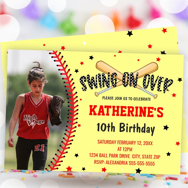 Födelsedagsfest över Girls Softball Inbjudningar (Swing On Over Girls Softball Birthday Party Invitation)