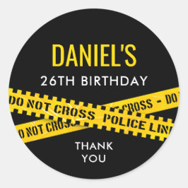 Födelsedagsfest på brottsplats med gul polis tejp runt klistermärke