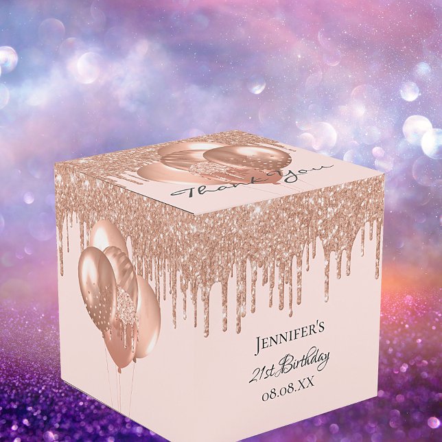 Födelsedagsfest ro  glitter-ballonger vid guld presentaskar (Skapare uppladdad)