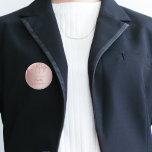 Födelsedagsfest ro guld, glitter, namn knapp<br><div class="desc">En knapp för giftigt och trendig för en 50:e (eller någon annan ålder) födelsedagsfest. En feminin rosa, ro guld faux metallisk tittar bakgrund som dekoreras med faux ro glitter drops. Mallar för ett datum och namn/ålder 50. Mörk ro guld färgad brev. Perfekt för party som tjänst eller Spara datum, påminnelse...</div>
