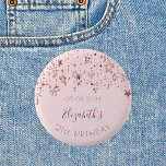 Födelsedagsfest ro guld-stjärnor saprkle monogram knapp<br><div class="desc">Flicka för en 21:a (eller någon annan ålder) födelsedagsfest. En feminin ljus ro guld-bakgrund som dekoreras med färgader från ro guld som droppar. Anpassa och lägg till ett datum, namn och 21 år. Kurvtext och mörk ro guld färgad brev. Namn är skrivet med ett modernt handskript i stil. Perfekt som...</div>