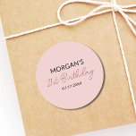 Födelsedagsfest  Rosa Cute Namn Runt Klistermärke<br><div class="desc">Fira i stil med vår Födelsedagsfest Rosa Cute Namn Classic Round Sticker. Perfekt för att lägga till en personlig i party favors, presentpåsar eller inbjudningar har dessa klistermärken en mjuk rosa med ett charmigt teckensnitt som visar födelsedagskalan namn. Den fina designen lägger till en söt och lekfull vibe till alla...</div>