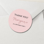 Födelsedagsfest  Rosa Cute Tack Runt Klistermärke<br><div class="desc">Lägg till en charmerande beröring till party favors med vår Födelsedagsfest Rosa Cute Tack Classic Round Sticker. De här klistermärkena har en snygg rosa och ett lekfullt skript, och är perfekt för att uttrycka tacksamhet till dina gäster. Använda dem att försegla kuvert, dekorera presentsäckar eller ge din party-dekorator en personlig...</div>