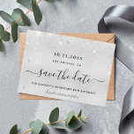 Födelsedagsfest silver glitter spara datumet<br><div class="desc">Ett giftigt och trendig Spara datumkortet för en 40:e (eller någon annan ålder) födelsedagsfest. En modern faux silver tittar bakgrund som dekoreras med faux glitter damm. Anpassa och lägg till datum och namn/ålder 40. Svart färgad brev. Texten: Spara datumet skrivs med ett stort trendig-handskript i stil.</div>