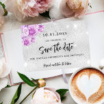 Födelsedagsfest silver rosa violetta blommor spara datumet<br><div class="desc">Ett giftigt och trendig Spara datumkortet för en 40:e (eller någon annan ålder) födelsedagsfest. En faux silver tittar bakgrund,  dekorerad med gnistor och rosa och violettblommor,  ro. Anpassa och lägg till datum och namn/ålder 40. Svart färgad brev. Texten: Spara datumet skrivs med ett stort trendig-handskript i stil.</div>