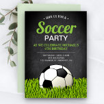 Födelsedagsfesten Chalkboard Sports Kids Soccer Inbjudningar<br><div class="desc">Akta dina gäster med det här coola fotbollstemat födelsedagsfest inbjudan, med en fotboll på en gräsmatta med modern typografi mot en bakgrund av en krita. Lägg bara till din händelseinformation i den här mallen som är enkel att använda för att göra den till en inbjudan av typen en. Vänd över...</div>