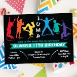 Födelsedagsfesten Kids Rainbow Jump Trampoline Inbjudningar<br><div class="desc">Ett roligt barn - BOYS eller GIRLS födelsedag på ett Trampoline Center,  Bounhuset,  Jumping Castle Party. Med barn som hoppar och en banderoll för att komma in i ditt barns namn och ålder.</div>