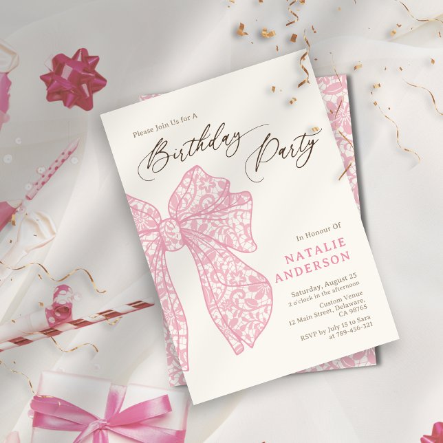 Födelsedagsfesten Snöre Bow för Rosa i Blommigten  Inbjudningar (Girly Script Pink Floral Lace Bow Birthday Party Invitation)