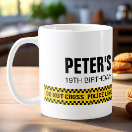 Födelsedagsfirande med polisens gula avspärrningsb kaffemugg