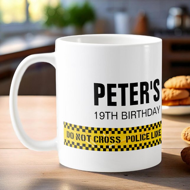Födelsedagsfirande med polisens gula avspärrningsb kaffemugg (Skapare uppladdad)