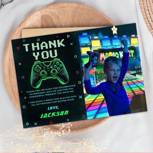 Födelsedagsfoto med neon grönt arkadspel tack kort (Skapare uppladdad)