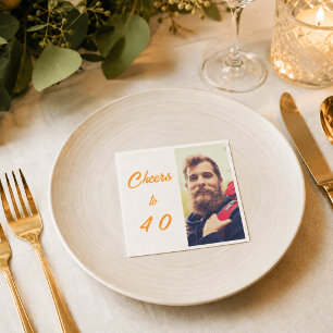 Födelsedagsfoto vit guld skål män pappersservett