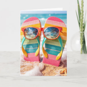 Födelsedagsglasögon på flip-flops i strandsand kort