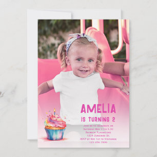 Födelsedagsinbjudan för flicka med rosa cupcakes inbjudningar