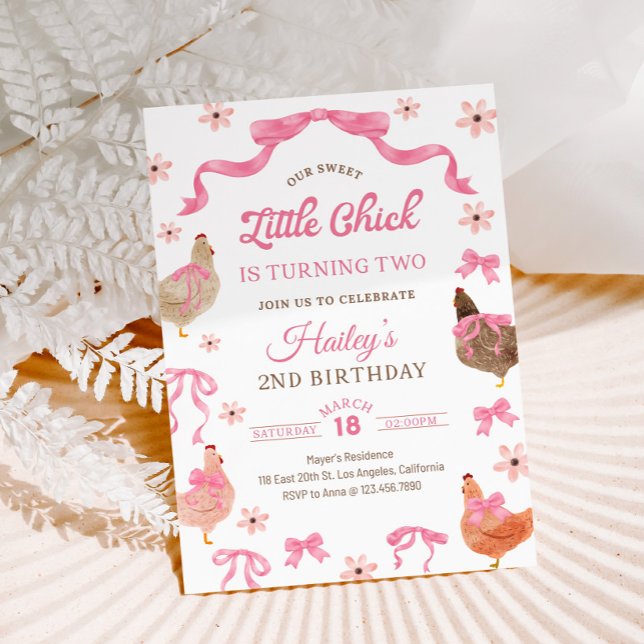 Födelsedagsinbjudan med kyckling & rosett inbjudningar (Cute chicken with bow floral birthday invitation for a sweet farm themed girl party. 🐔🎀🌸)