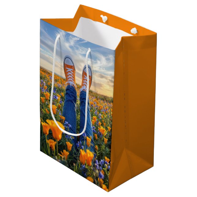 Födelsedagsjeans och orange sneakers i blommor (Framsidan Vinklad)