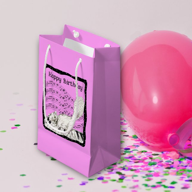 Födelsedagskat på Piano Lakan Music Bright Rosa (White happy cat on piano keys bars of music notes in black frame on bright pink birthday gift bag.)