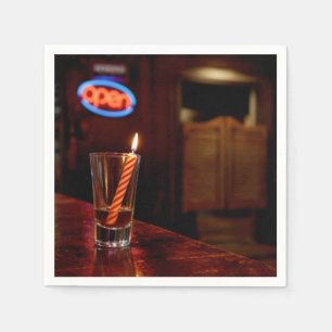 Födelsedagsljus i ett Saloon-Shotglas  Pappersservett