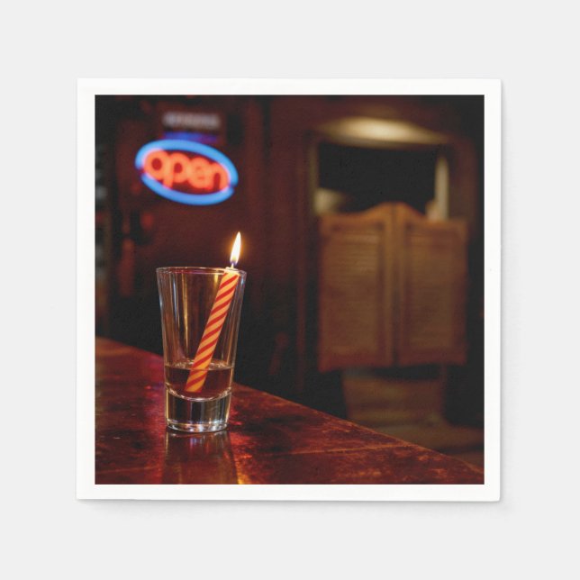 Födelsedagsljus i ett Saloon-Shotglas  Pappersservett (Framsidan)