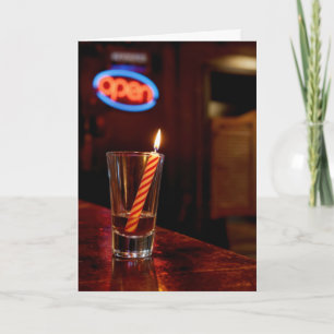 Födelsedagsljus i ett shotglas på en saloon kort