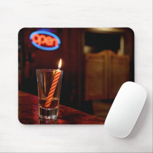 Födelsedagsljus i ett shotglas på en saloon musmatta