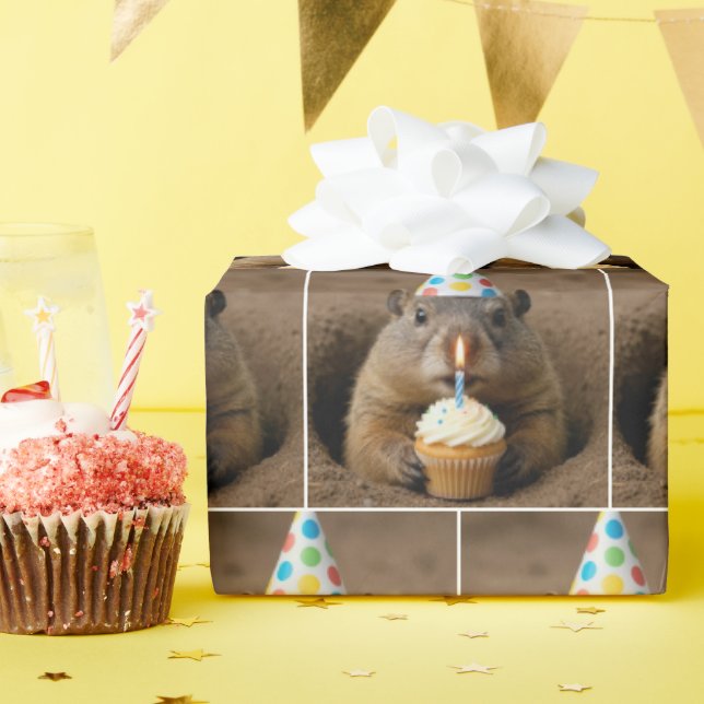 Födelsedagsmurmeldjur med en cupcakes presentpapper (Födelsedagsfest)