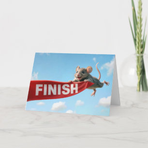 Födelsedagsmus som klamrar sig fast vid ett rött m kort