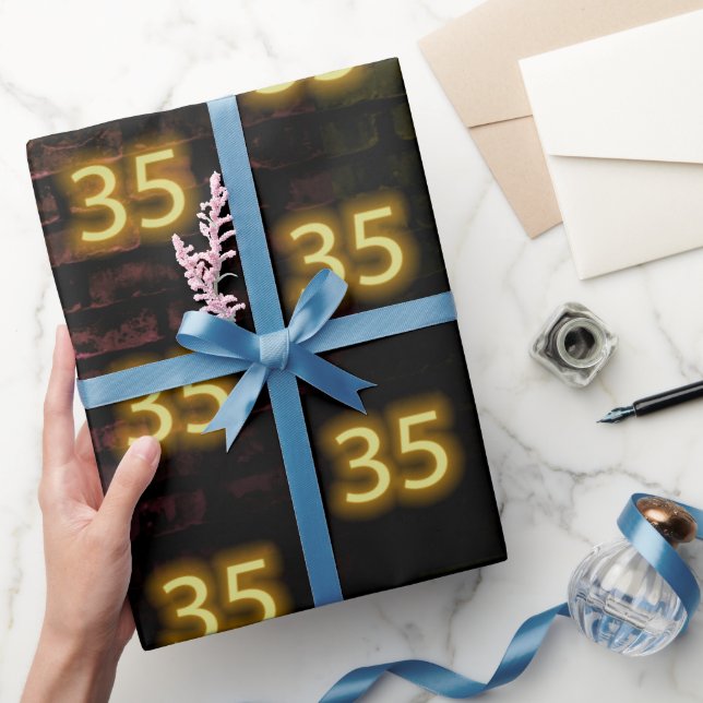 Födelsedagsneon 35 skylt på tegel  presentpapper (Gifting)