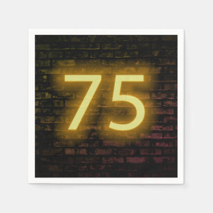 Födelsedagsneon 75-skylt på tegelvägg pappersservett