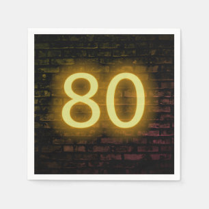 Födelsedagsneon 80-skylt på tegelvägg pappersservett