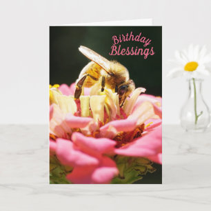 Födelsedagsönskningar Honeybee på rosa Zinnia-blom Kort