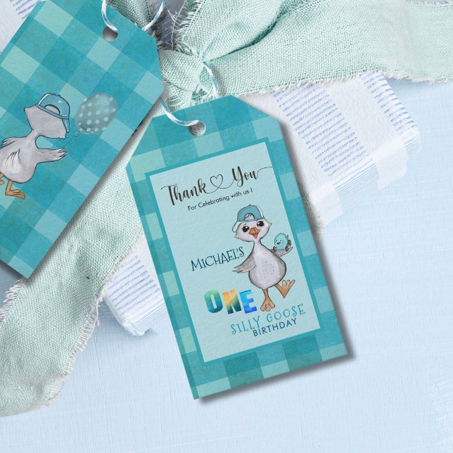Födelsedagspresentetikett i blå rutiga mönster för presentetikett (Boy Silly Goose 1st Birthday Blue Plaid Gift Tag)