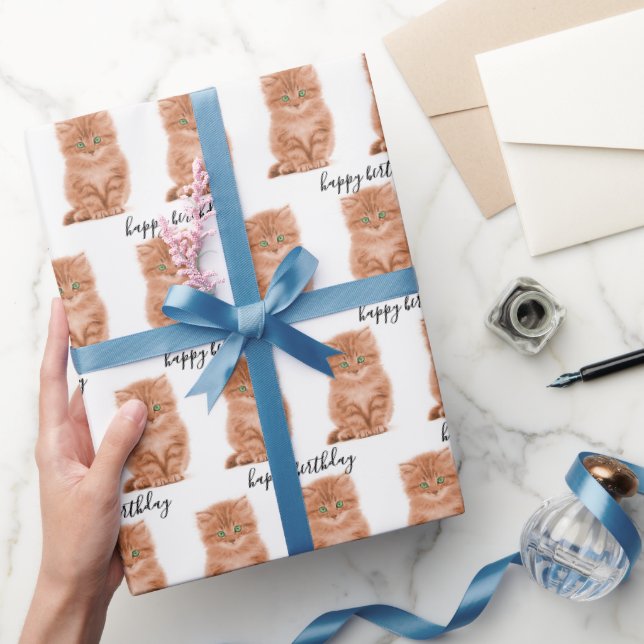 Födelsedagsrandig kattunge på vit bakgrund presentpapper (Gifting)