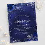 Födelsedlarmcentraler i blåa blommor silver inbjudan vykort<br><div class="desc">En marin blå bakgrund,  dekorerad med faux silver glitter,  gnistor och blå blommigtar. Den blå färg är ojämn. Anpassa och lägg till information om namn och party.</div>