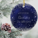 Födelsedlarnas blåa silver glitter-glittrar julgransprydnad keramik<br><div class="desc">Ett prydnadsföremål för en giftig och glamorös 21:a födelsedag (eller någon ålder) . En marin blå bakgrund med faux silver glitter,  gnistor. Den blå färg är ojämn. På framsidan: Anpassa och lägg till datum,  namn och ålder.</div>