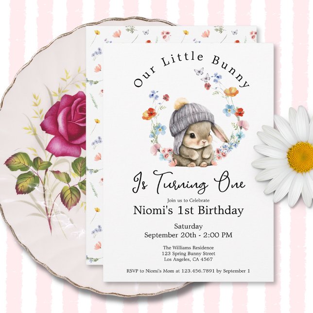 Födelseinbjudan för ettårsfirande med kaninmotiv o inbjudningar (Bunny Floral First Birthday Invitation 1)