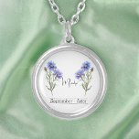 Födelsemånad blomma September Aster Silverpläterat Halsband<br><div class="desc">Födelsemånadersblomman September Aster halsband med en illustration av en asterblomma. Under blomman skrivs namn i ett elegant-skript. Under namn är det stater "September-Aster" som anger att ägarens födelsemånad är augusti och hennes födelseblomma är gladiolus. Det är ett personlig halsband, skräddarsytt som en tankefull gåva till någon som föddes i september....</div>