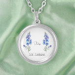 Födelsemånad Flower juli Larkspur Silverpläterat Halsband<br><div class="desc">Födelsemånadsblomman juli Larkspur halsband med en illustration av en larkspurblomma. Under blomman skrivs namn i ett snyggt-skript. Under namn anges stater "Juli - Larkspur" som anger att ägarens födelsemånad är juli och hennes födelseblomma är larkspurten. Det är ett personlig halsband, skapat som en tankefull gåva till någon som föddes i...</div>